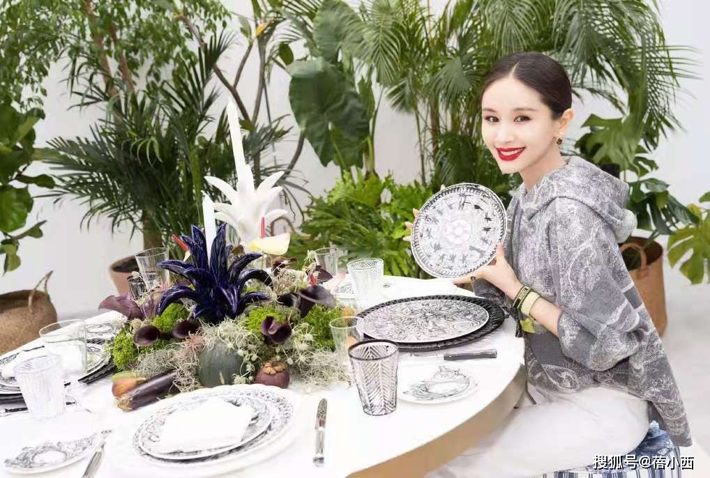 显高|王子文果真擅长“显高术”，穿印花卫衣配白色裤子，气场不输超模