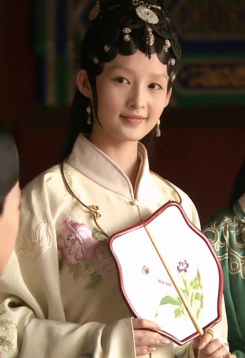 妖精|气质女神李沁，美得独特，黑白配都穿出高级感，不愧被赞中国妖精