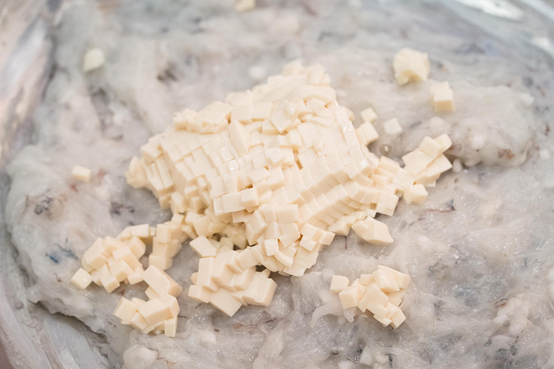 大厨把豆腐切成细粒,准备与虾胶拌匀.
