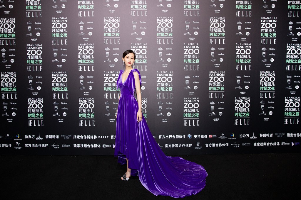 胸口|《七月与安生》她演七月，今吊带裙胸口点缀蝴蝶结，完美变身公主