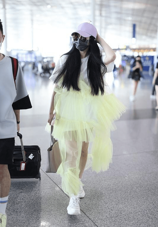 设计|范冰冰无戏可拍衣品也下滑,白T拼接纱裙显廉价,只有帽子是亮点