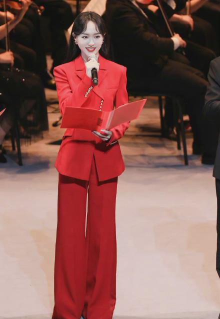 漂亮|唐嫣现身彩排，宽松裙平底鞋被怀疑怀二胎，素颜美炸