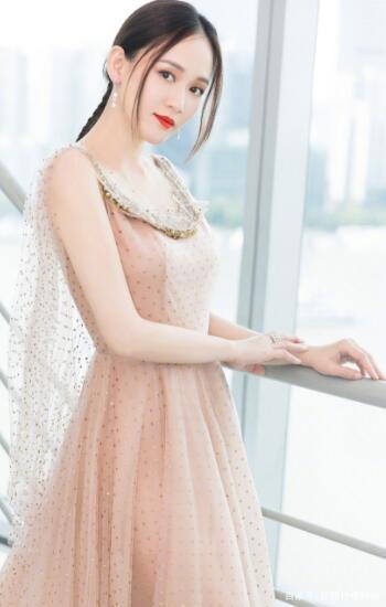 陈乔恩|陈乔恩美出了新高度，一袭礼服裙尽显优雅气质，身材比例太惊艳