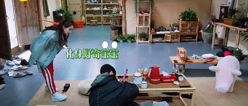 那一段|明星穿帮镜头，戚薇、赵丽颖的都不算啥，唯独何炅的穿帮我最服