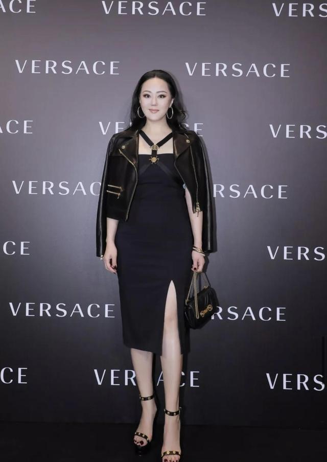 设计|章小蕙越来越显女人味，裙子用蕾丝和豹纹点缀，一般人真hold不住