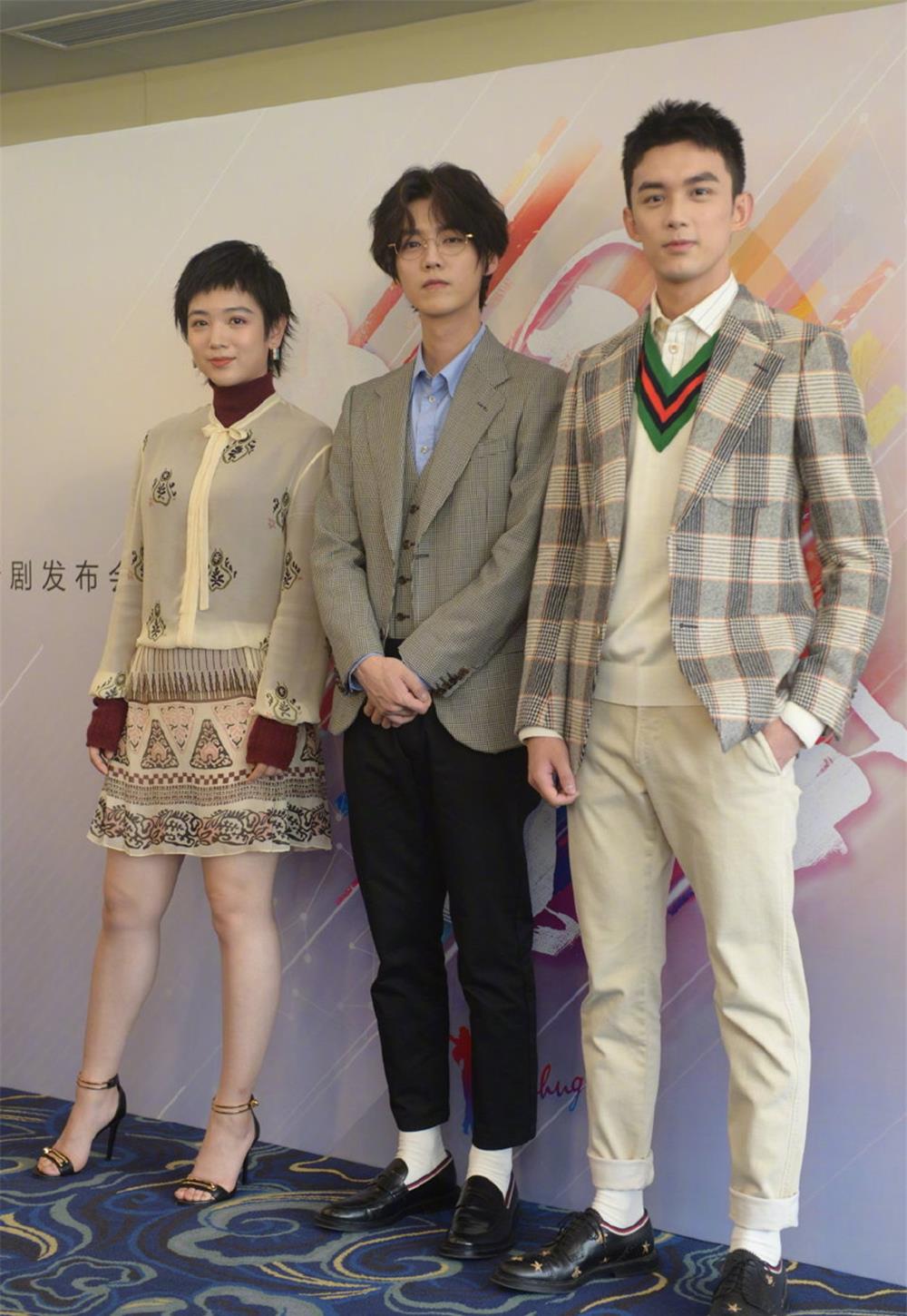 闫妮|发布会上明星造型踩雷！鹿晗黑裤搭白袜显土味，闫妮看着真像48岁