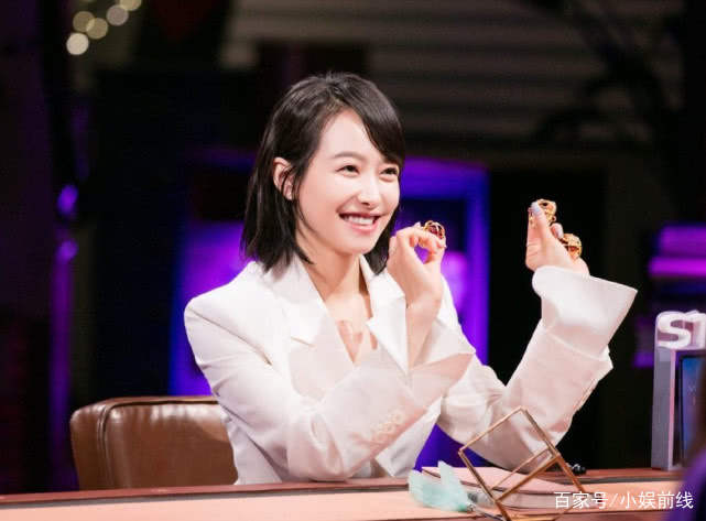 活动|宋茜越来越大胆,这么短的开叉裙都穿,弯个腰没人敢看