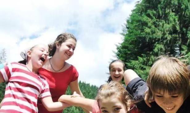 生活|霍启刚晒3子女吃早餐照片，引网友热议：真正的豪门教育