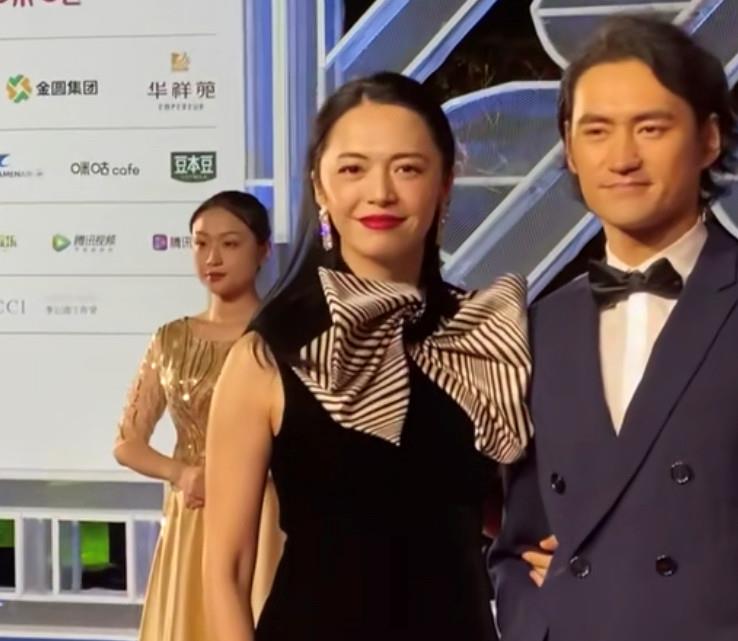 姚晨|金鸡生图！赵薇大方脸姚晨发福，刘晓庆贵气，马伊利镂空裙艳压全场