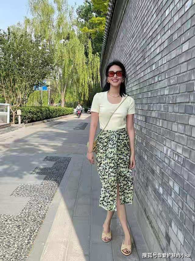 身材|杨采钰太有东方美了，随便打扮都美得大方，穿背心都有法式风情