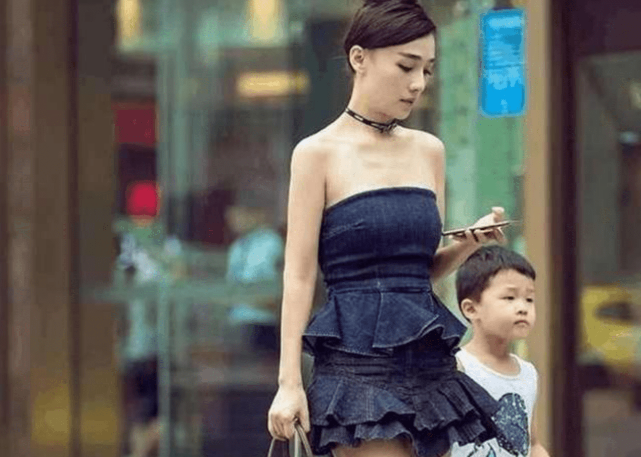 嘲讽|宝妈穿“短裙”接孩子，6岁儿子被同学嘲讽，网友：这也要管？