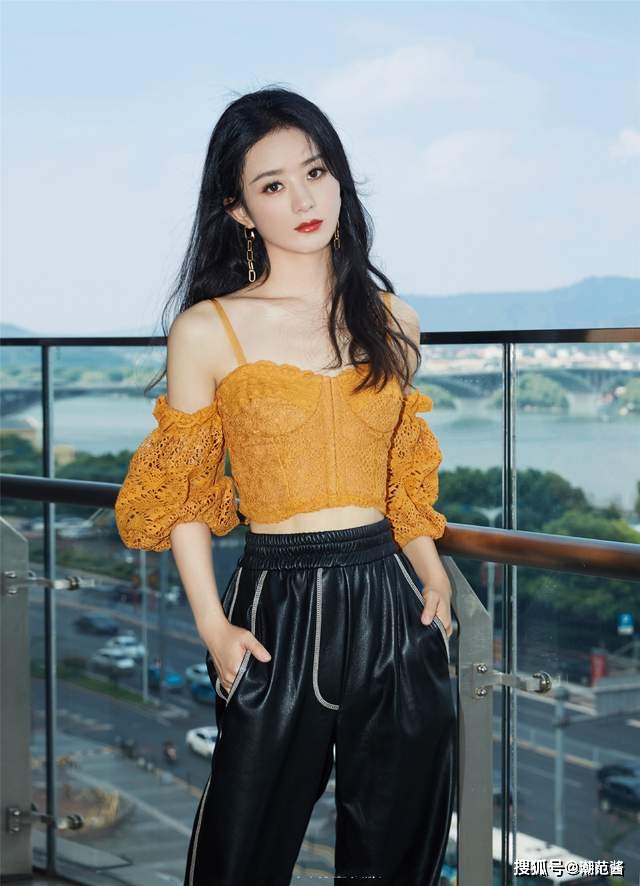 设计|赵丽颖的撩人秘诀都在这儿,圆脸妹妹吊带也可以穿出高级感