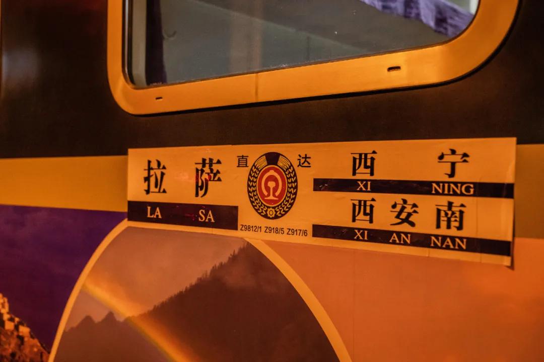 站台,映入眼帘的是一如既往的绿皮外观车厢,但和以往的绿皮火车不一样