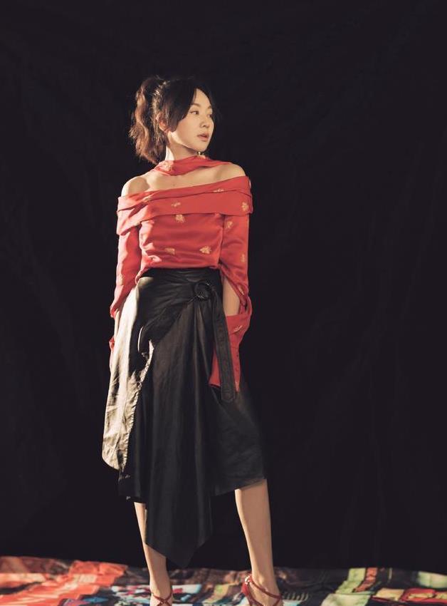 服装|闫妮“逆生长”，穿的衣服开很大的洞，扎高马尾越看越可爱