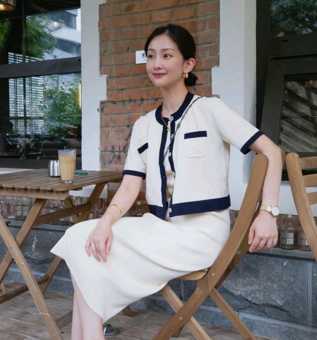 能在|会穿衣搭配很关键，只要会搭配，穿上基础款也能在人群中脱颖而出