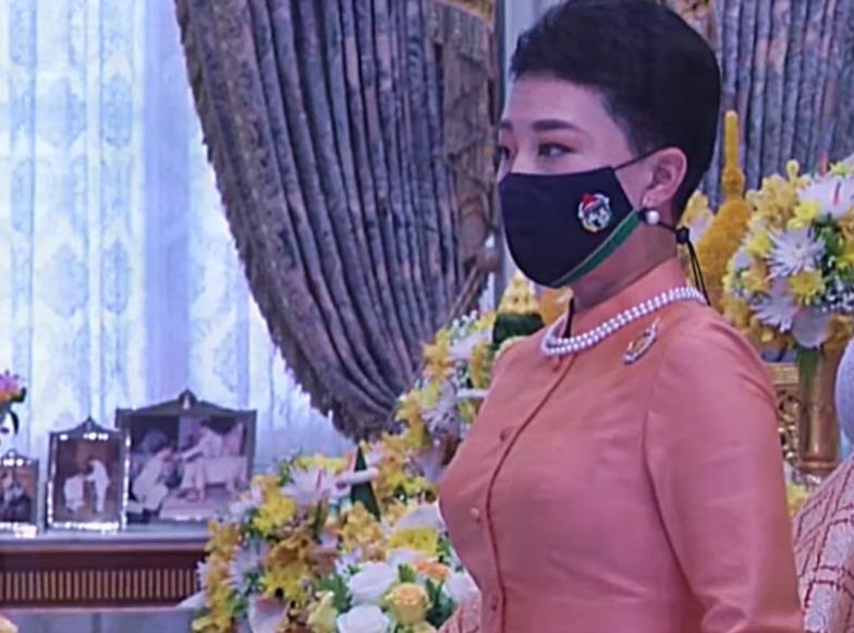 原创43岁帕公主忠孝两全现身寺庙为母亲祈福颂妃靠女儿底气十足