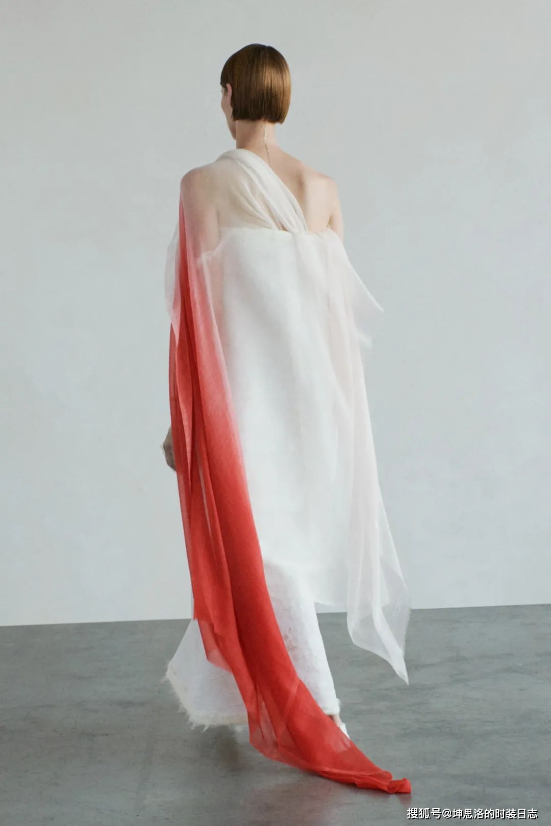 姐妹|秀场LOOK丨The Row 2022春夏 从容坚定的力量感?