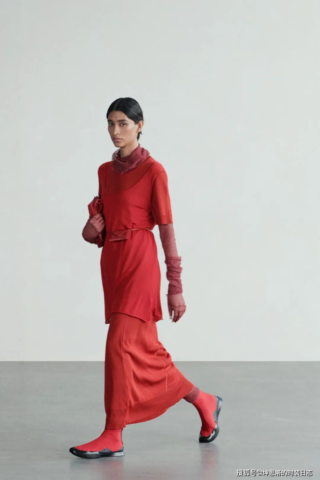姐妹|秀场LOOK丨The Row 2022春夏 从容坚定的力量感?