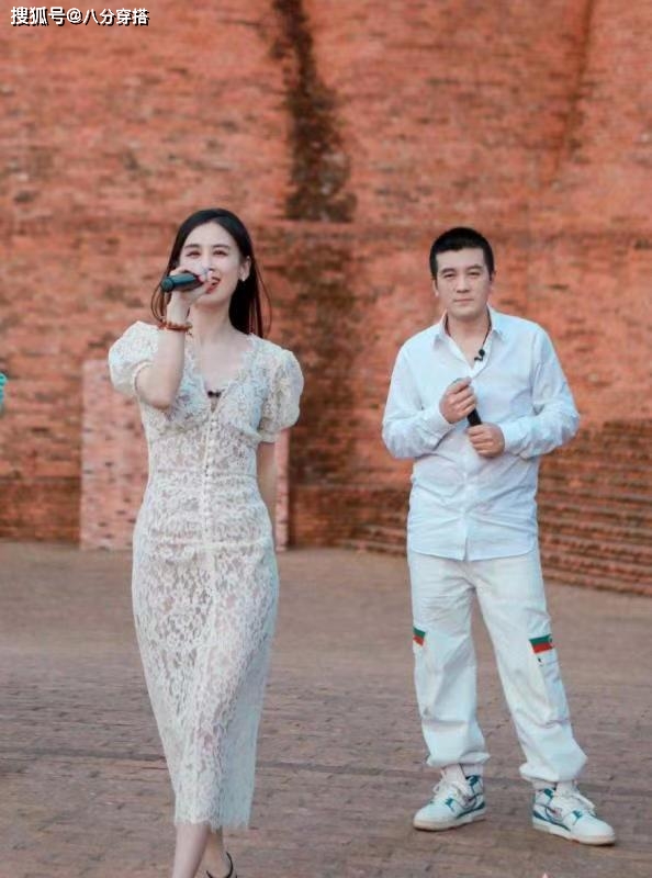 出圈|黄圣依又美出圈，一袭白色蕾丝裙优雅温柔，这身材真不像俩娃妈