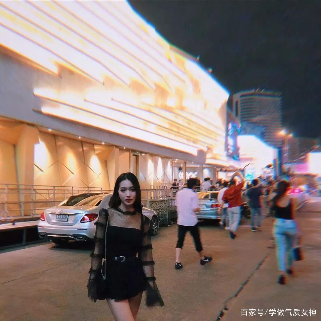 黑色|裙子里穿什么？现在这么穿才时髦！