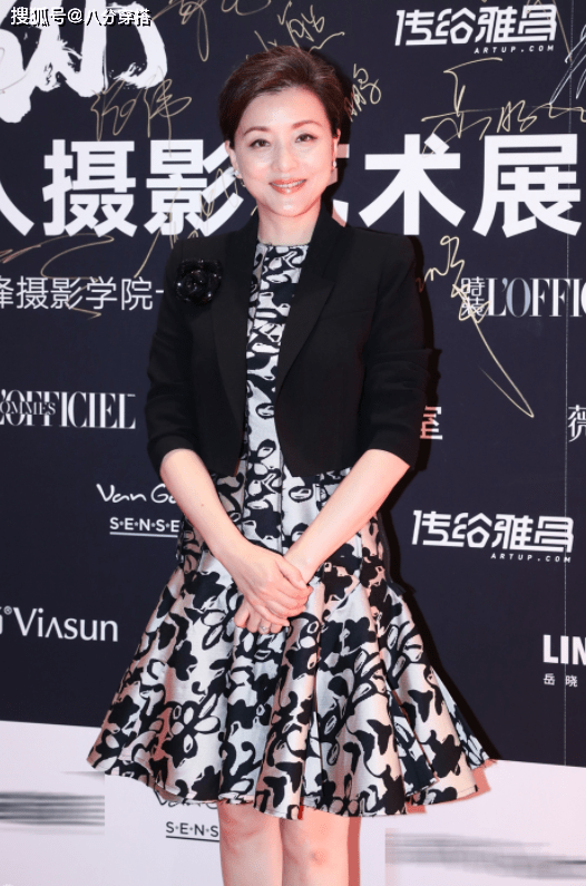 魅力|杨澜的气质模仿不来，穿玫红色连衣裙成熟优雅，魅力不输女明星