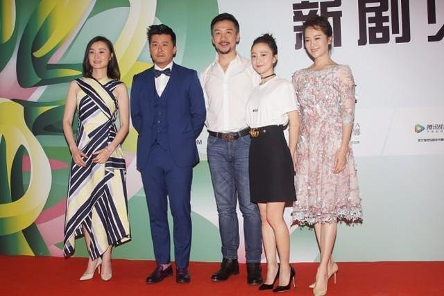 黑色|女明星岁数猜不透，左小青小吴越5岁，穿气质礼裙和同龄人一样