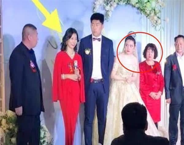 女士|冻龄婆婆婚礼上走红，儿媳全程黑脸，儿子：到底谁结婚？