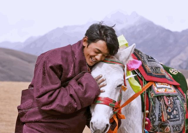 中餐厅 宁静丁真齐晒合影,换了造型师的丁真,果然气质也变了