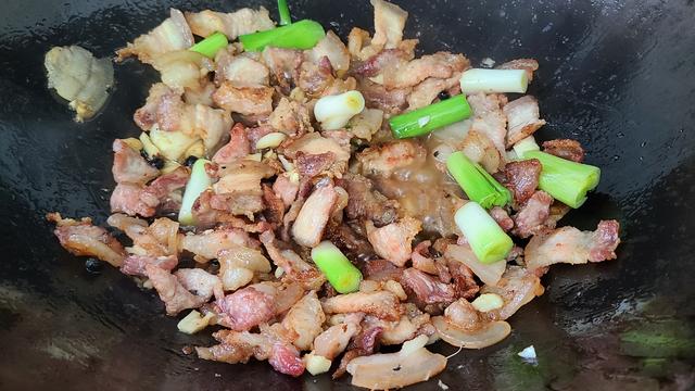 豬肉這個香噴噴的做法,營養下飯又好吃,做法跟材料都很簡單_蒜苗