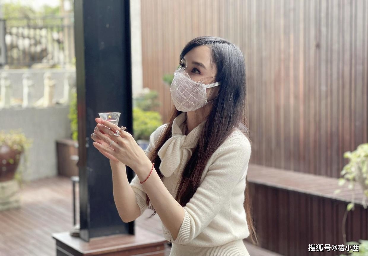 真让人|94斤的萧蔷又美出圈了，穿紫色露背裙嫩得像28岁，状态真让人嫉妒