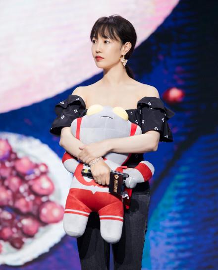 盛典|又是盛典!刘亦菲又仙又欲,杨幂深v撩人,热巴吊带蕾丝艳压全场