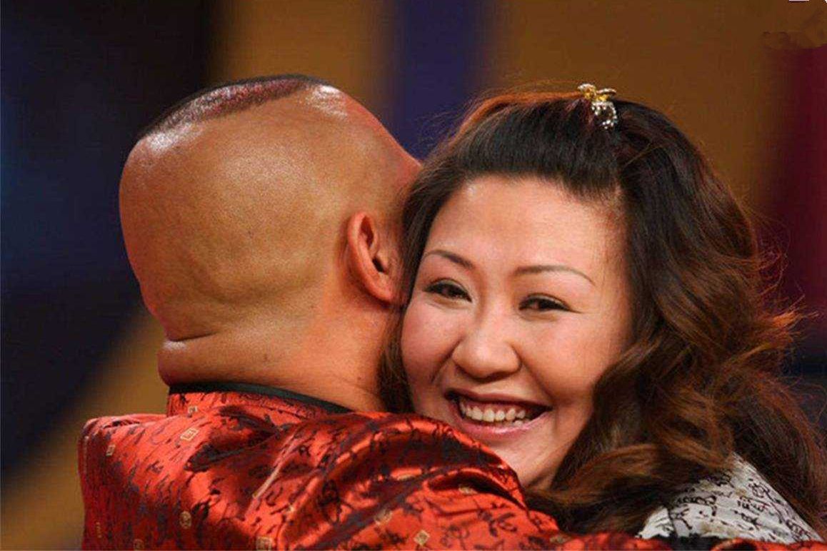 郭德纲妻子王慧逛街被偶遇,全身行头近百万,体态臃肿伙食好