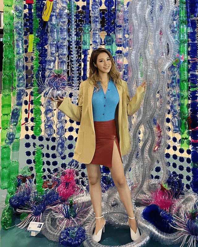 开衩|徐子淇陪老公看展，穿开衩短裙配紧身衣，这腿真给老公挣面子！