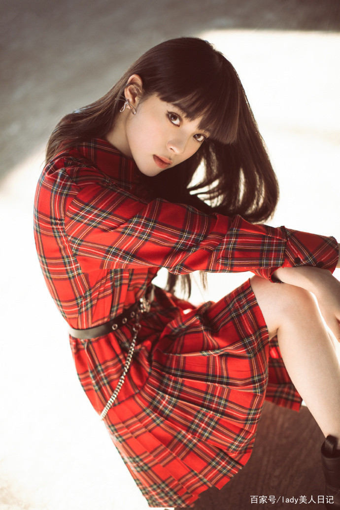 衣裙|欧阳娜娜齐刘海像个日本女孩！格纹衬衫裙很少女心，发型风格多变