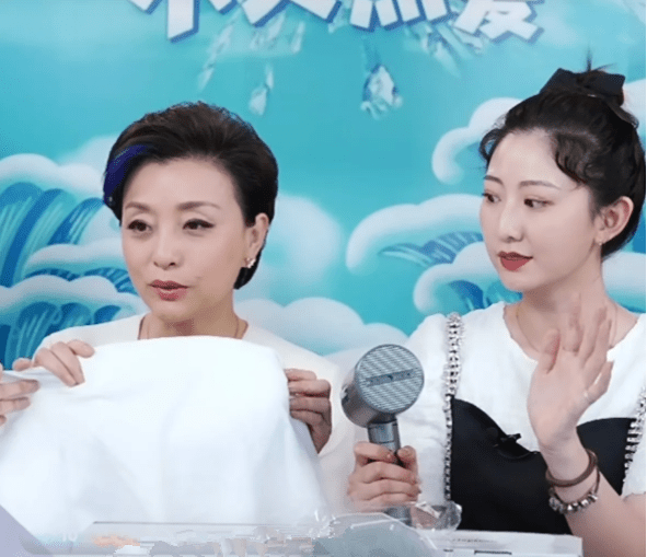 显得|杨澜越老越假，穿的再知性挑染发赶时髦，也50多岁难掩脸上老态！
