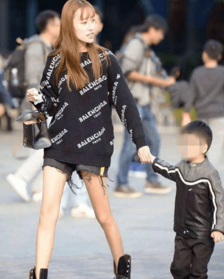 嘲讽|宝妈穿“短裙”接孩子，6岁儿子被同学嘲讽，网友：这也要管？