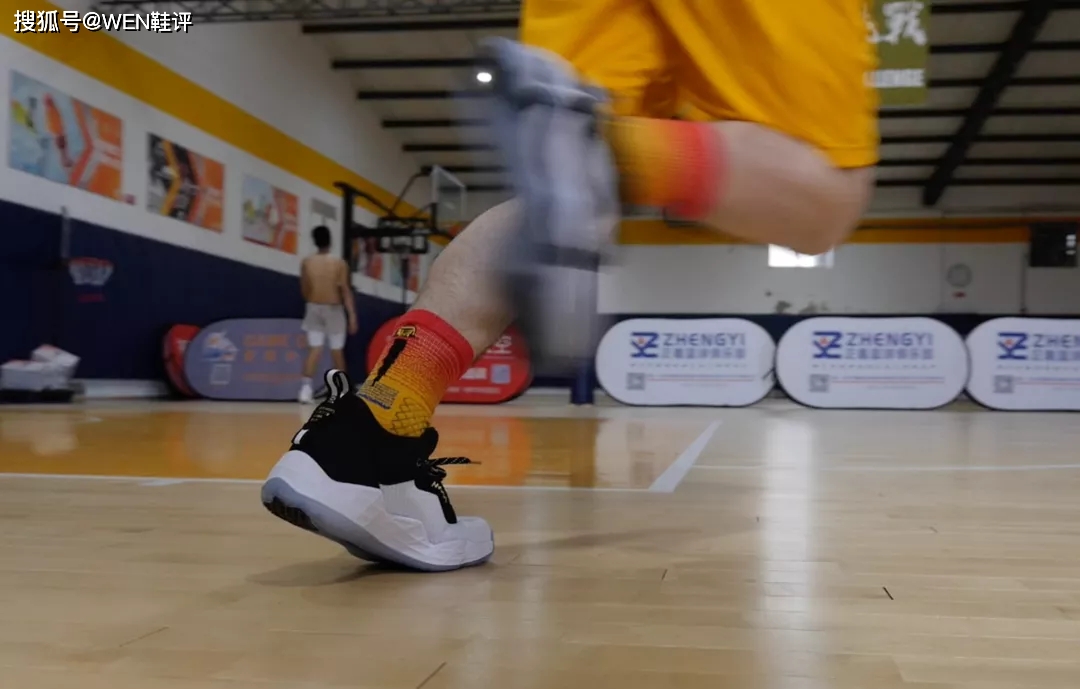 衰减性|adidas 米切尔3代实战:性能在线 稳定有余 惊喜不足