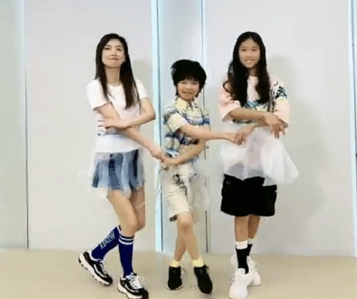 林佳陵|张庭跳天鹅舞打扮靓丽四肢修长,女儿却穿着邋遢,被嘲不是好妈妈