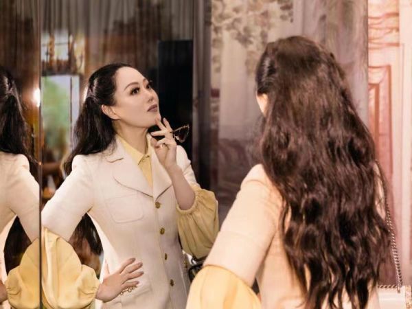 贵妇|被章小惠的“贵妇感”惊艳，穿西装配彩色印花裙，高贵又洋气