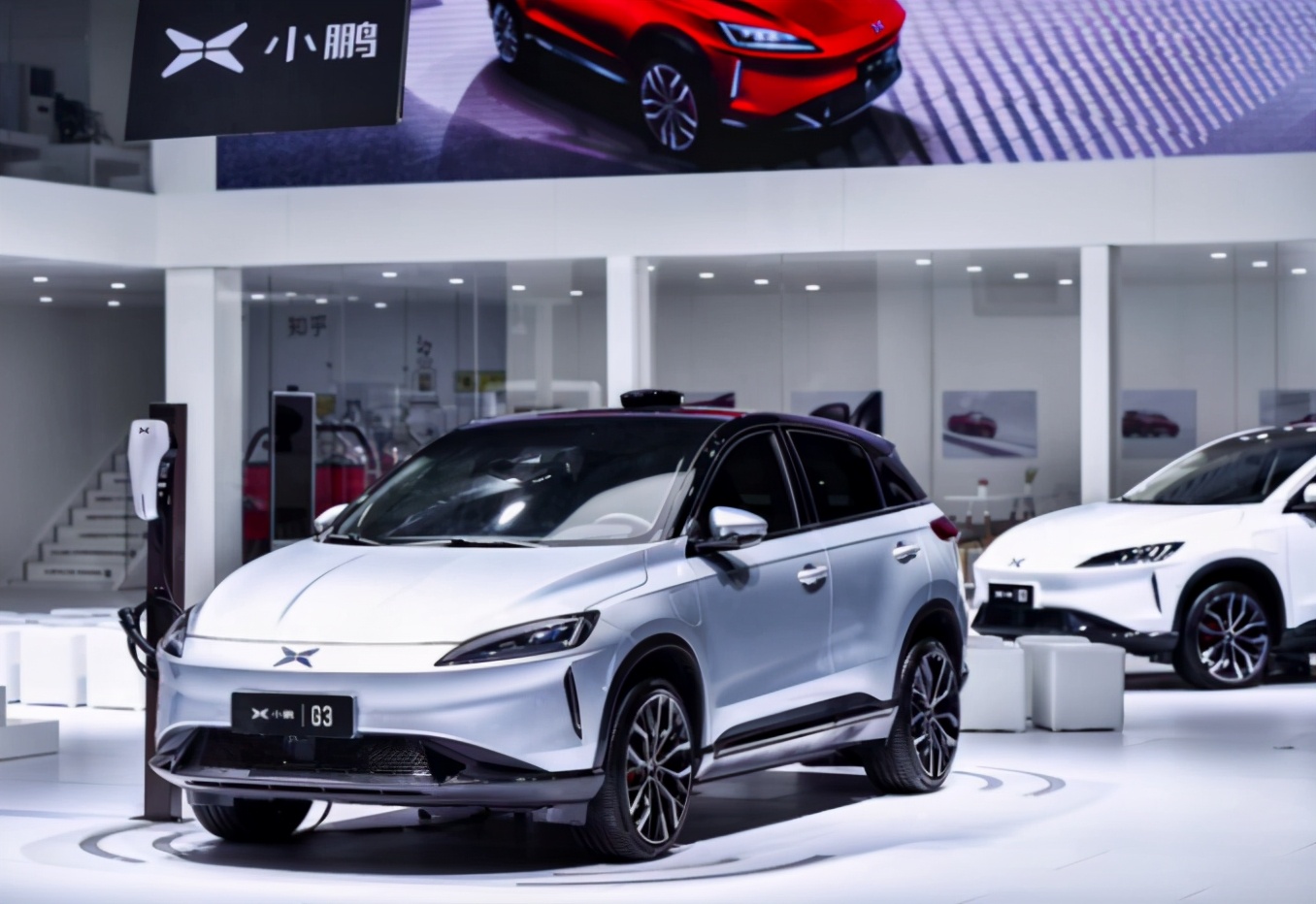 小鹏汽车正式挂盘交易成为港股智能电动车第一股