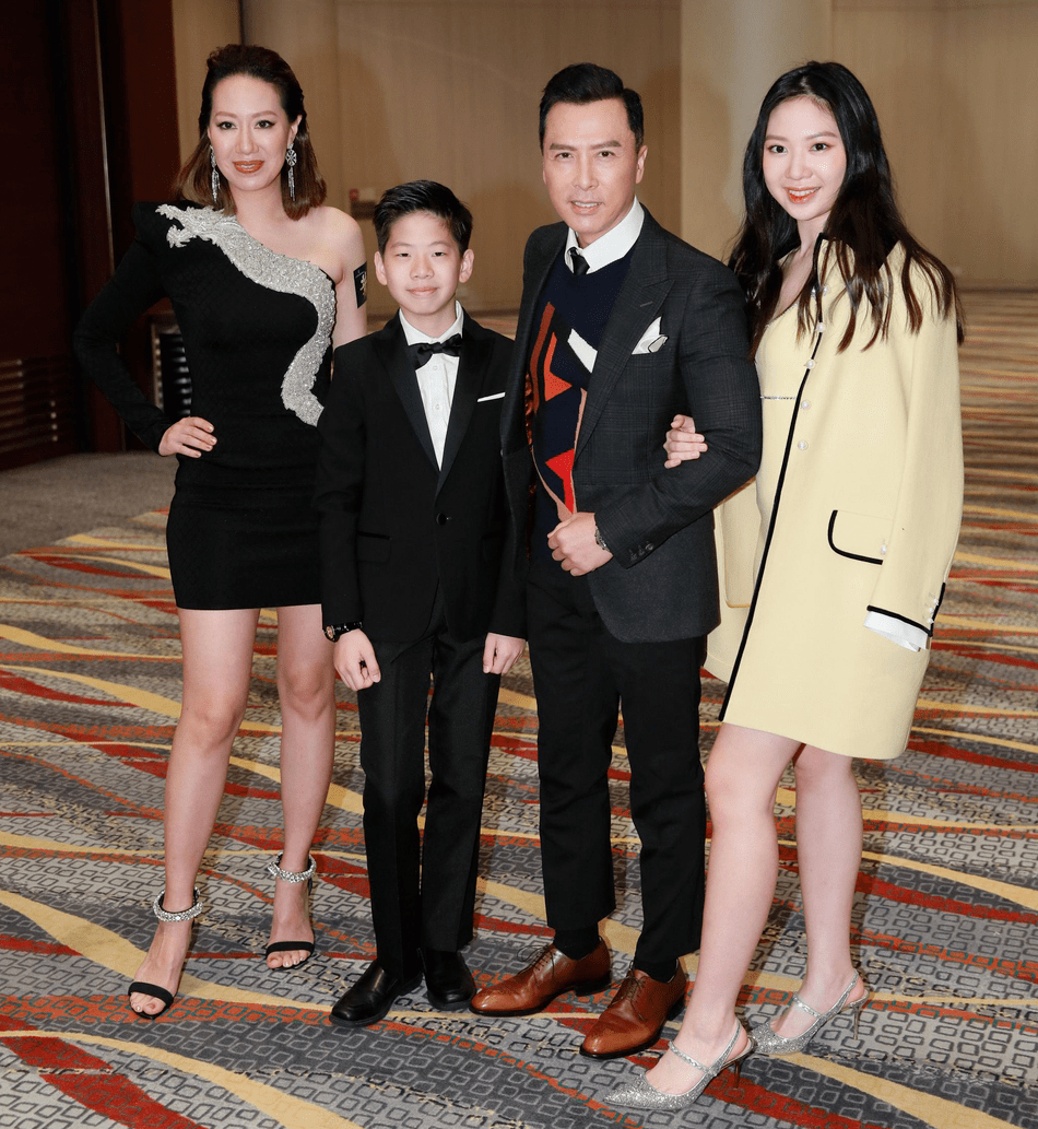 设计|甄子丹老婆汪诗诗身材绝了！穿挂脖无袖连衣裙出席活动，高挑纤瘦
