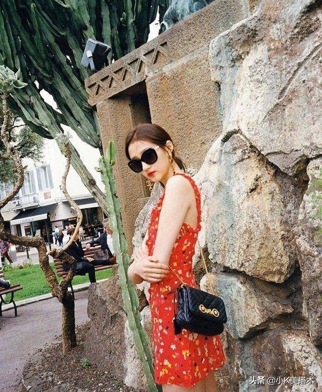 颜色|徐璐与张铭恩三亚游玩,穿吊带碎花裙甜美,还与关晓彤撞款不撞色