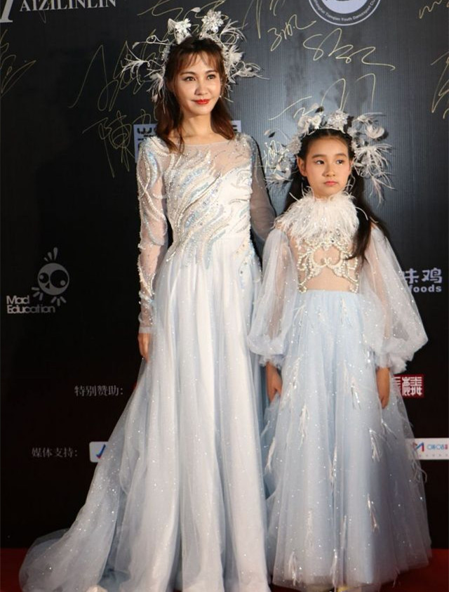 小孩子|郭晶晶一家四口穿亲子装骑行，霍启刚胖出了小肚腩，俩萌娃腿真细