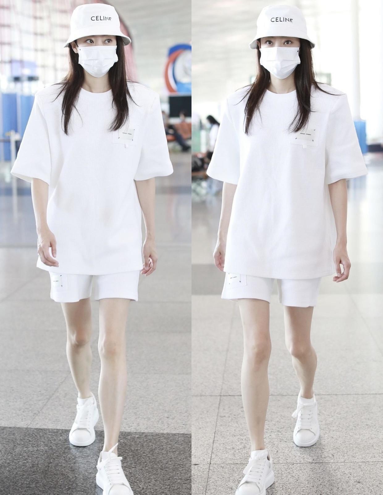 张小斐身材和气质都是顶流,穿一条黑色吊带礼服,高贵而又冷艳