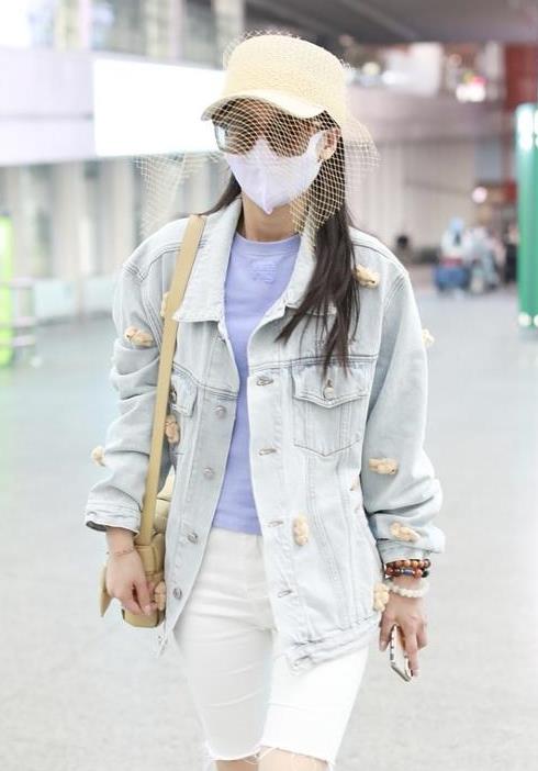 进行|黄圣依为了防晒太下功夫，穿“反季”牛仔服戴渔网帽，真不嫌热