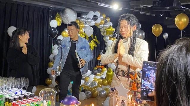 眼睛|谢娜张杰亮相活动，一袭灰蓝裙秀锁骨，张杰像小跟班眼睛紧盯谢娜