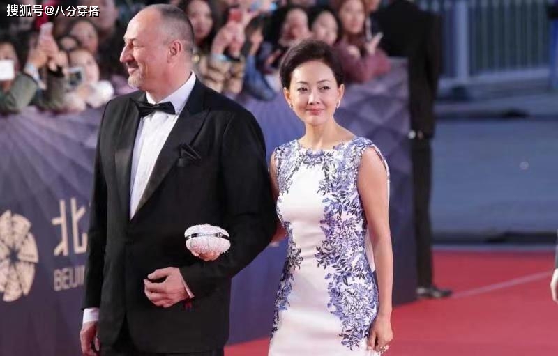 美眉|牛莉“阿姨辈”里最会打扮,一袭白色无袖礼服干净清爽,身材婀娜