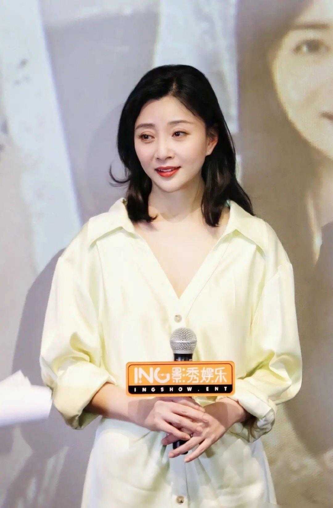 整体|殷桃41岁了，身材还那么好，身穿浅黄色衬衫裙，高挑纤瘦真羡慕