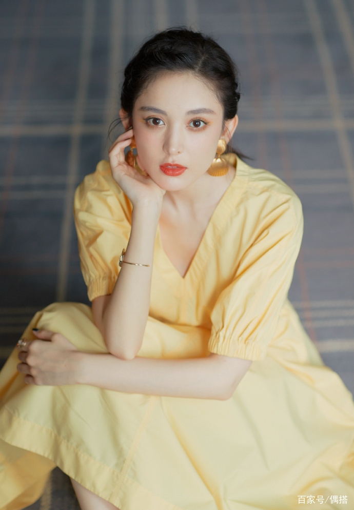 马尾|古力娜扎美得出众!一袭黄色连衣裙配低马尾,优雅知性,看服我了