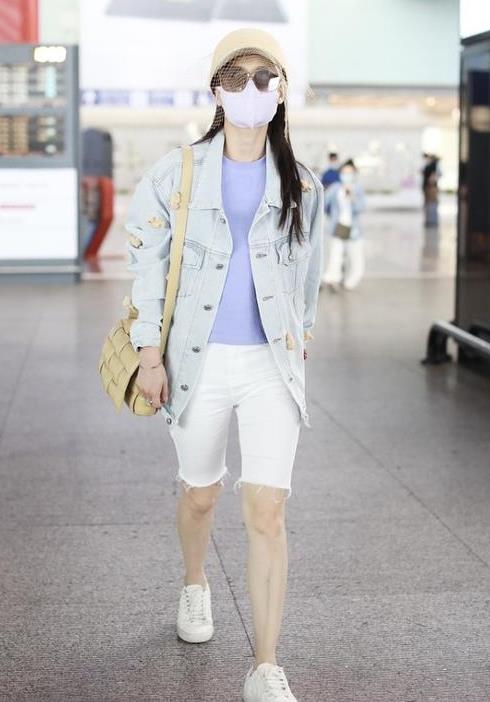 进行|黄圣依为了防晒太下功夫，穿“反季”牛仔服戴渔网帽，真不嫌热
